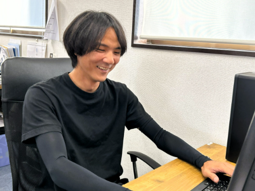 工具を身につけ現場に向かう定松さんの写真