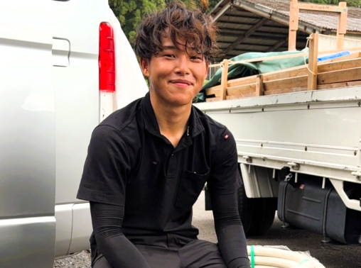 車内でピースサインをする佐藤さんの写真