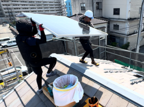 バーベキューで交流を深めるスタッフ