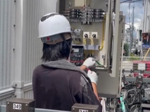 電気設備を整備するスタッフ