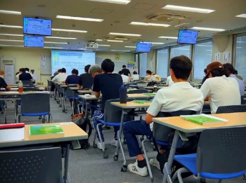 講習会場で学ぶ研修風景