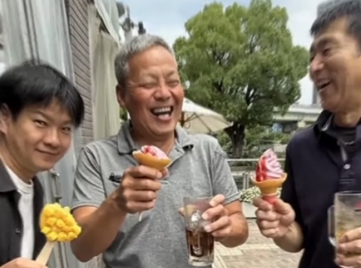 休憩中に談笑するスタッフのオフショット