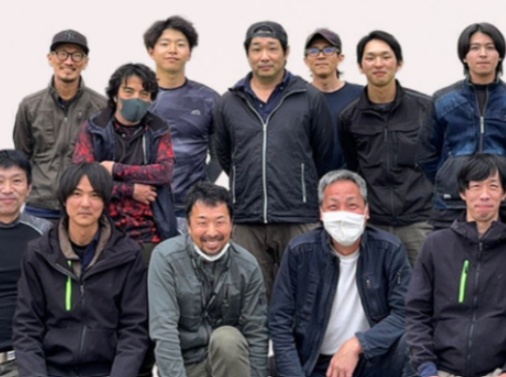 並んで撮影したスタッフ集合写真