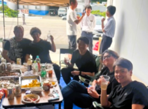バーベキューを楽しむスタッフのオフショット