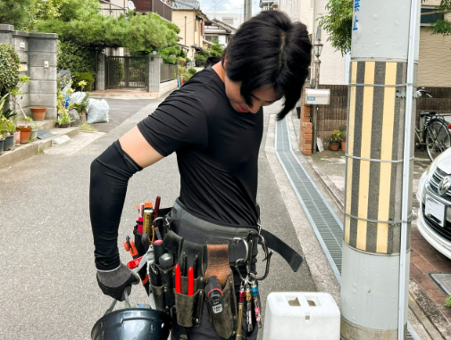 トラック横で笑顔を見せる片山さんの写真