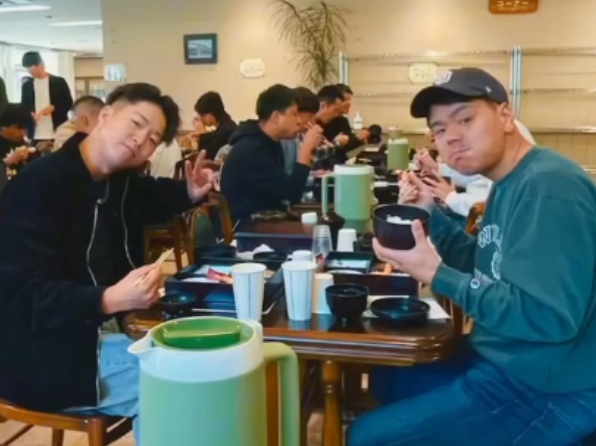 食事を楽しむスタッフのオフショット